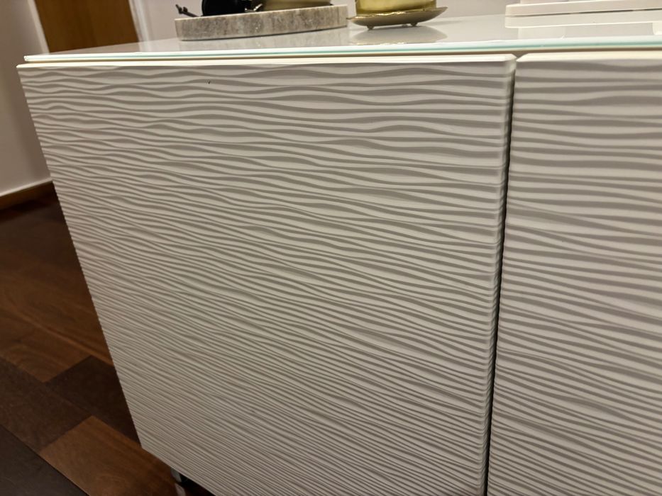 Móvel/Armário moderno branco com portas push (efeito mola)