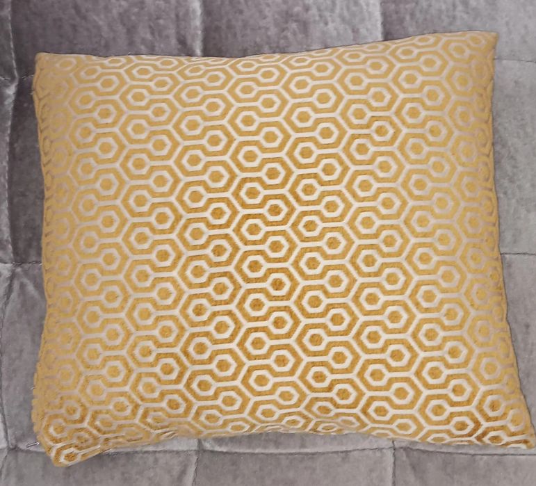 Almofadas com padrão em dourado