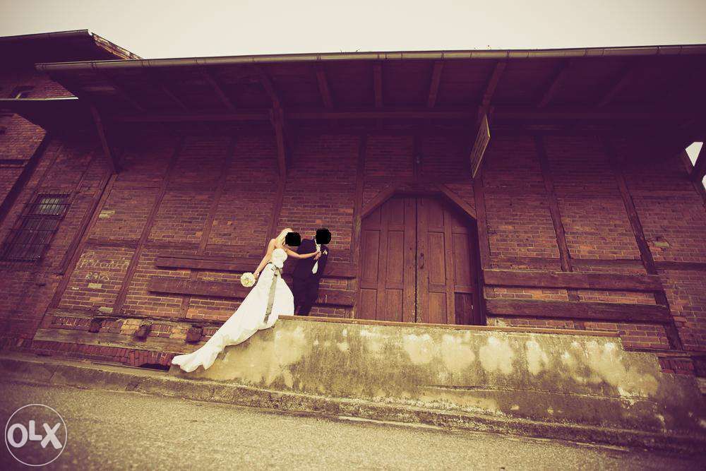 Suknia ślubna z stalowym pasem. Rozm. 36. Ivory. Litera A.