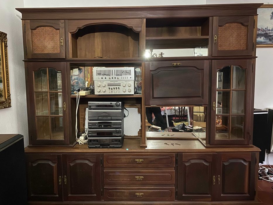 Movél de madeira mogno. Antiguidade/Vitrina/Louceiro/Garrafeiro