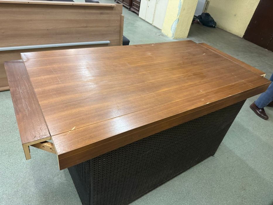 Brazowy dobry stół