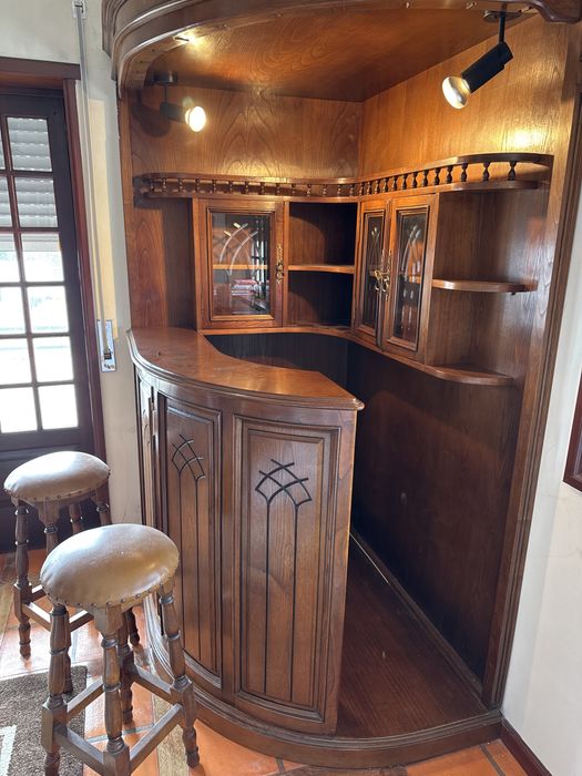 Bar em madeira cerejeira com bancos incluídos