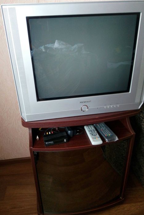 Телевізор та тумба (продаж окремо)