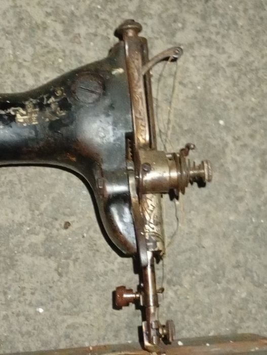 Máquina de Costura muito antiga precisa reparação
