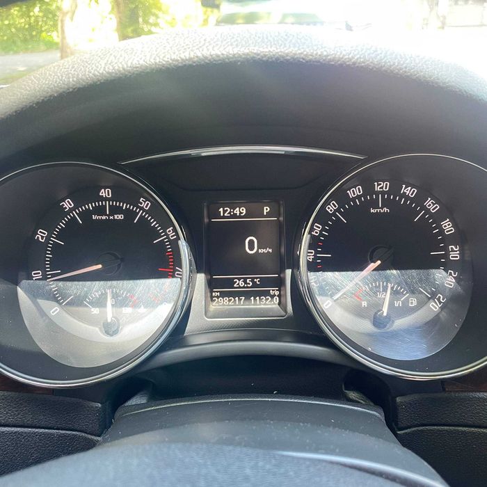 Skoda Superb 2011 продаж авто купити Шкода Суперб в Україні седан ліфтбек автомат DSG бензин комфортний та просторий автомобіль у гарному стані машина