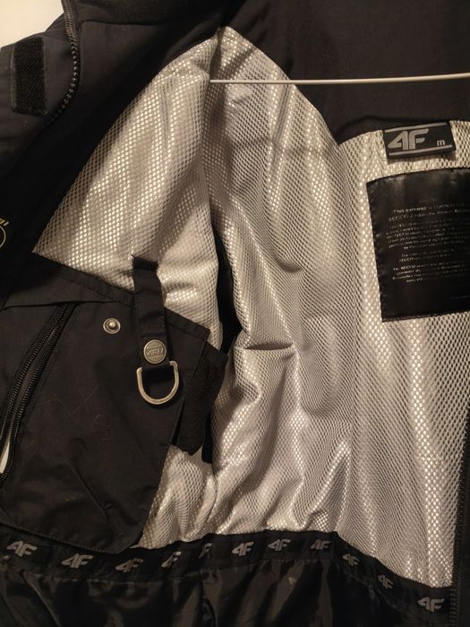 Czarna kurtka 4F