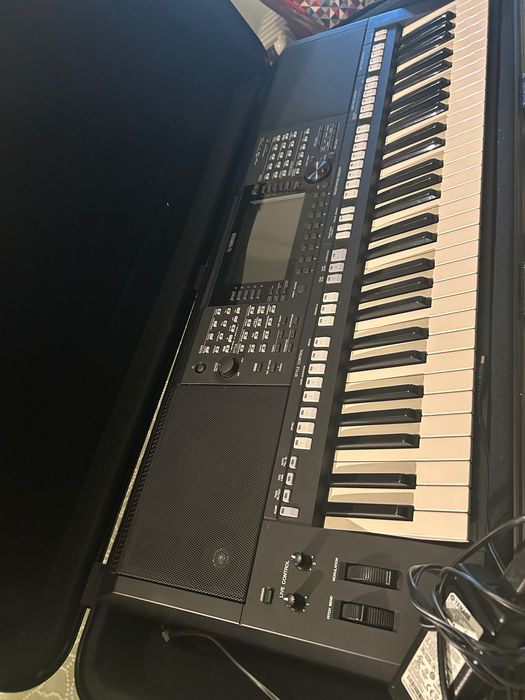 YAMAHA PSR S-775 professional arranger keyboard