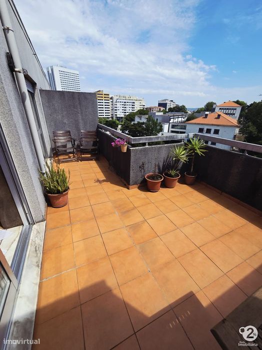 Apartamento T2 com terraço em Santa Marinha ( Vila Nova de Gaia )