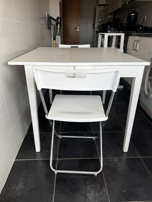 Mesa extensível com duas cadeiras