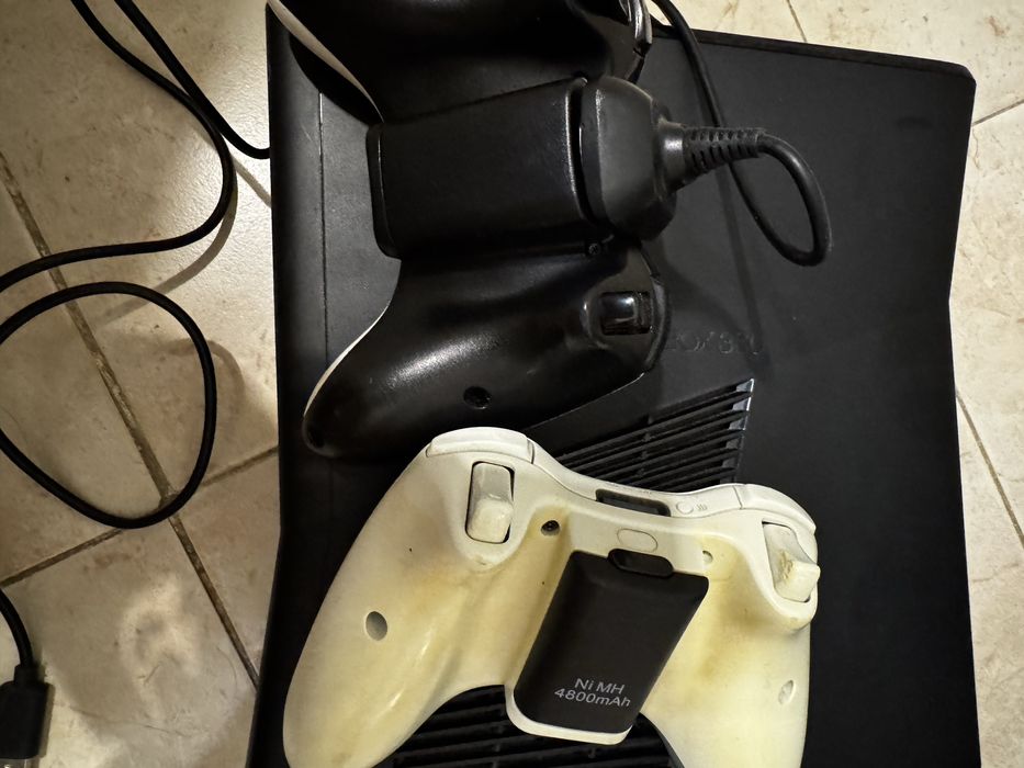 XBOX 360 Slim + 2 comandos + 4 jogos