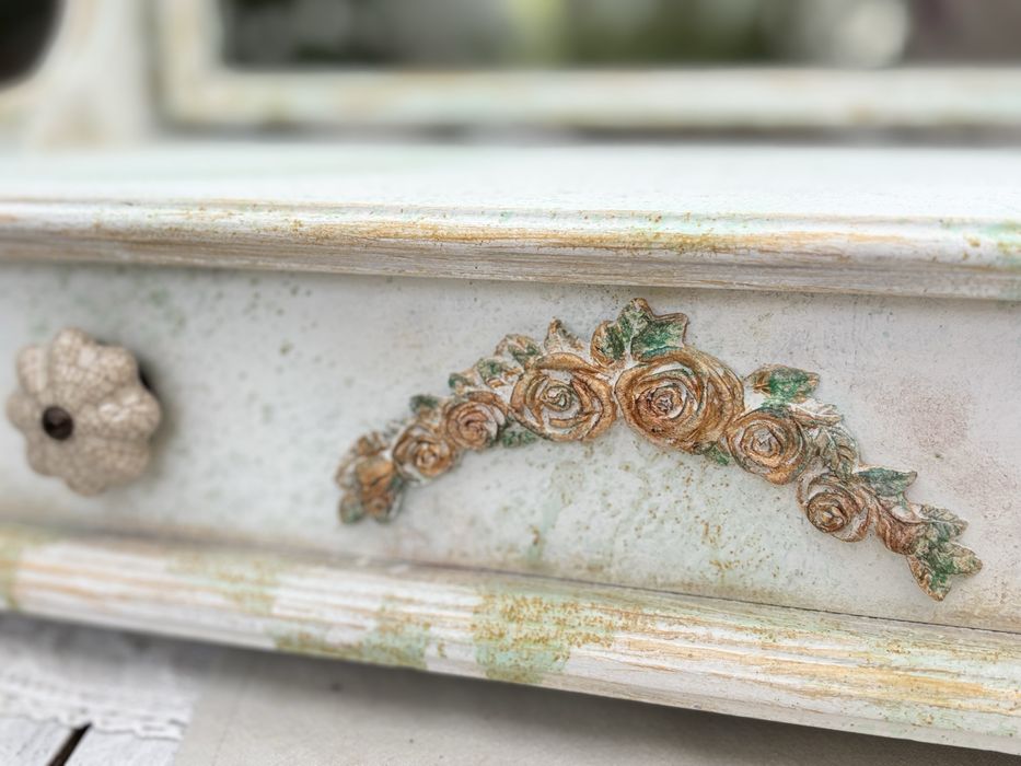 Toaletka ze złoceniami Shabby chic