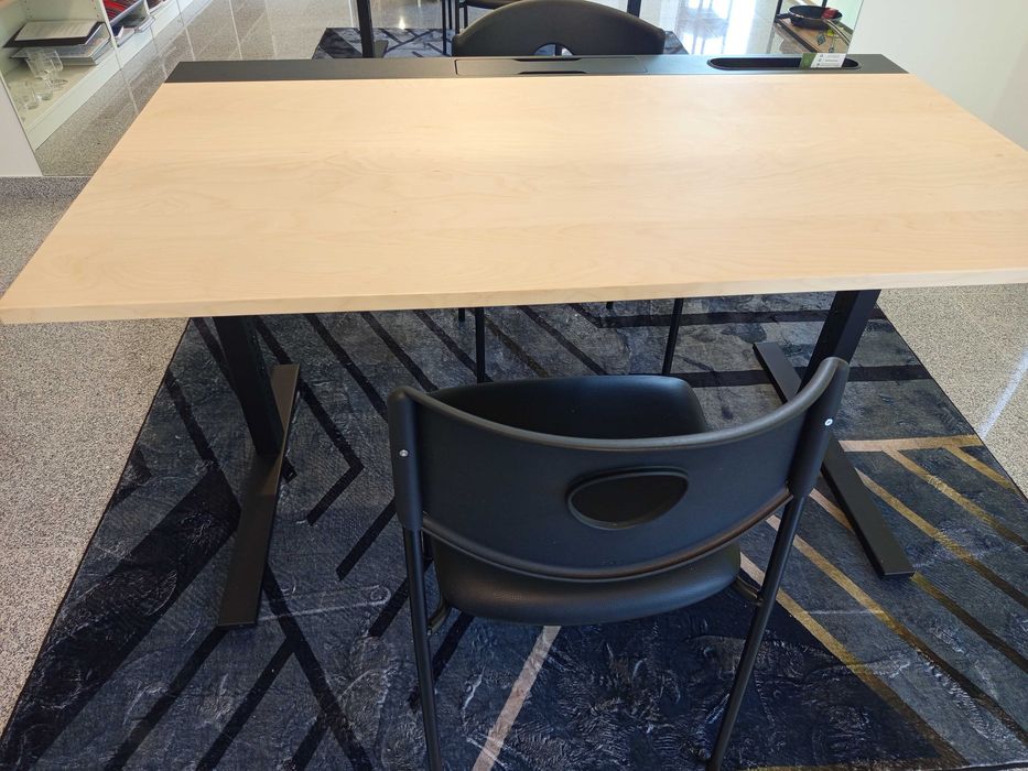 Secretária nova 140×90 + 2 cadeiras