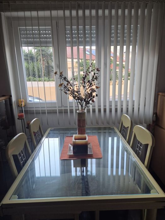 Mesa e cadeiras