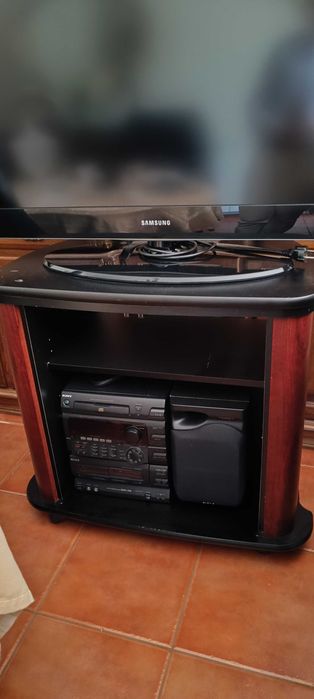 Móvel tv com rodas em bom estado