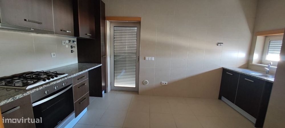 Apartamento T2 com parqueamento e vista de mar.  A 3 minutos da pra...