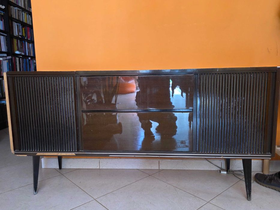 Móvel com rádio antigo