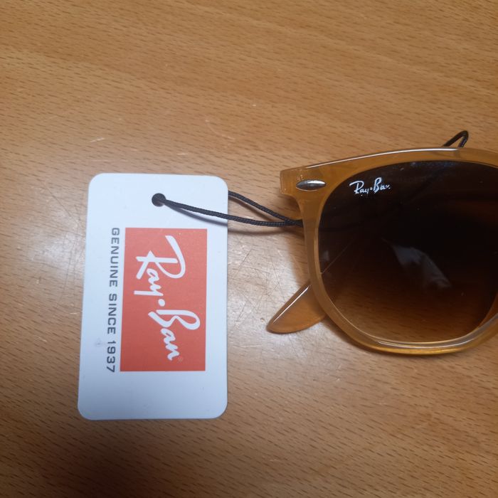 Óculos ray-ban com etiqueta