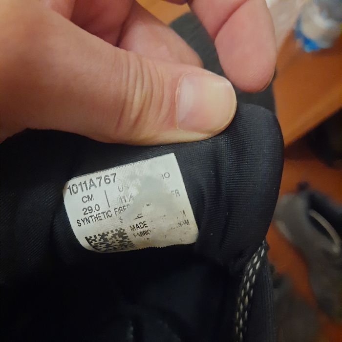 Продам кросівки асікс