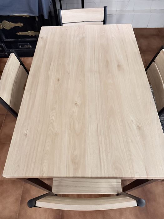 Mesa de madeira com quatro cadeiras