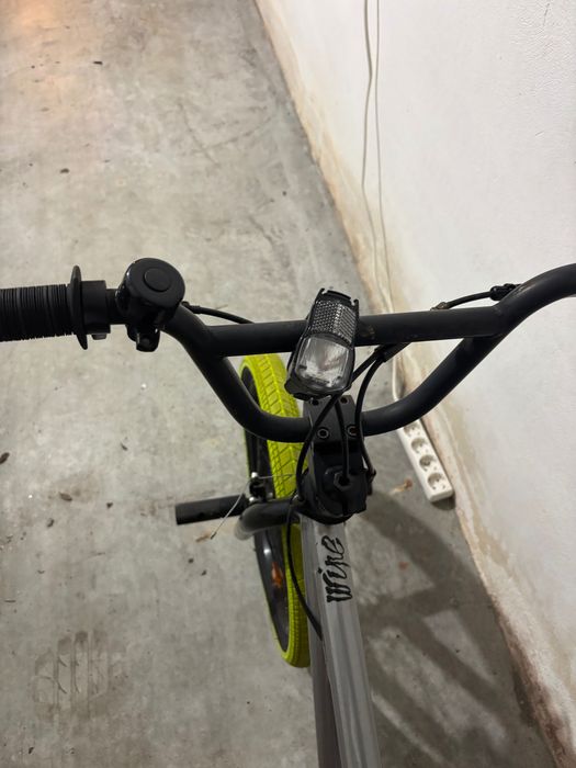 Bicicleta bmx verde e preta