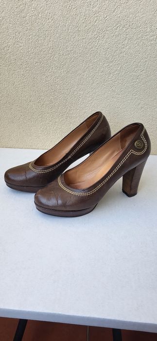 Sapatos compensados em pele castanhos