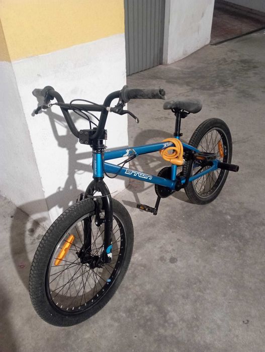 Bicicleta BMX  com peseiras