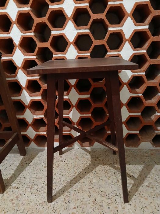 Mesa rústica de apoio em madeira