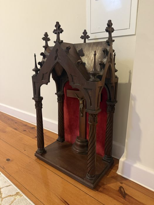 Oratório Neogótico em Madeira – Peça de Arte Sacra