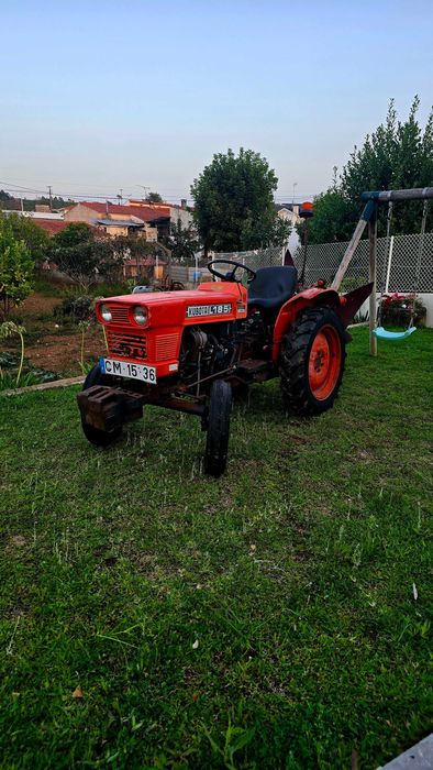 Kubota L 185 com decomentos sem nada a fazer