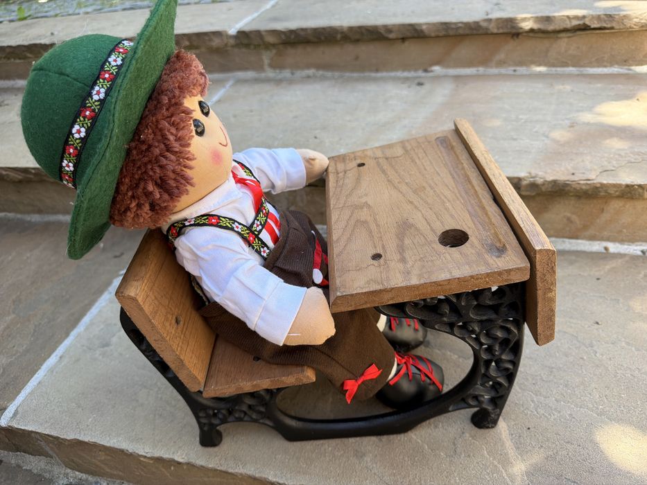 Żeliwna ławeczka szkolna miniaturowe meble dla lalek