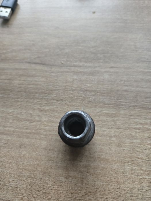 Продам  гайки колесные на Форд