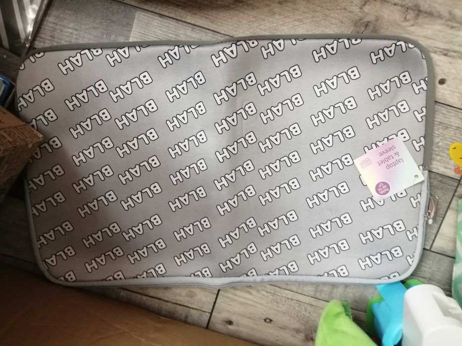 Etui zamykane na laptopa