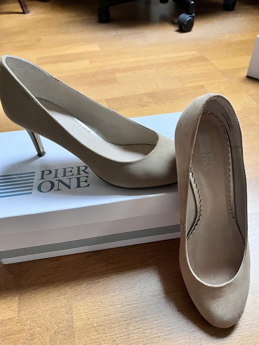 Wygodne niewysokie szpilki kawa z mlekiem