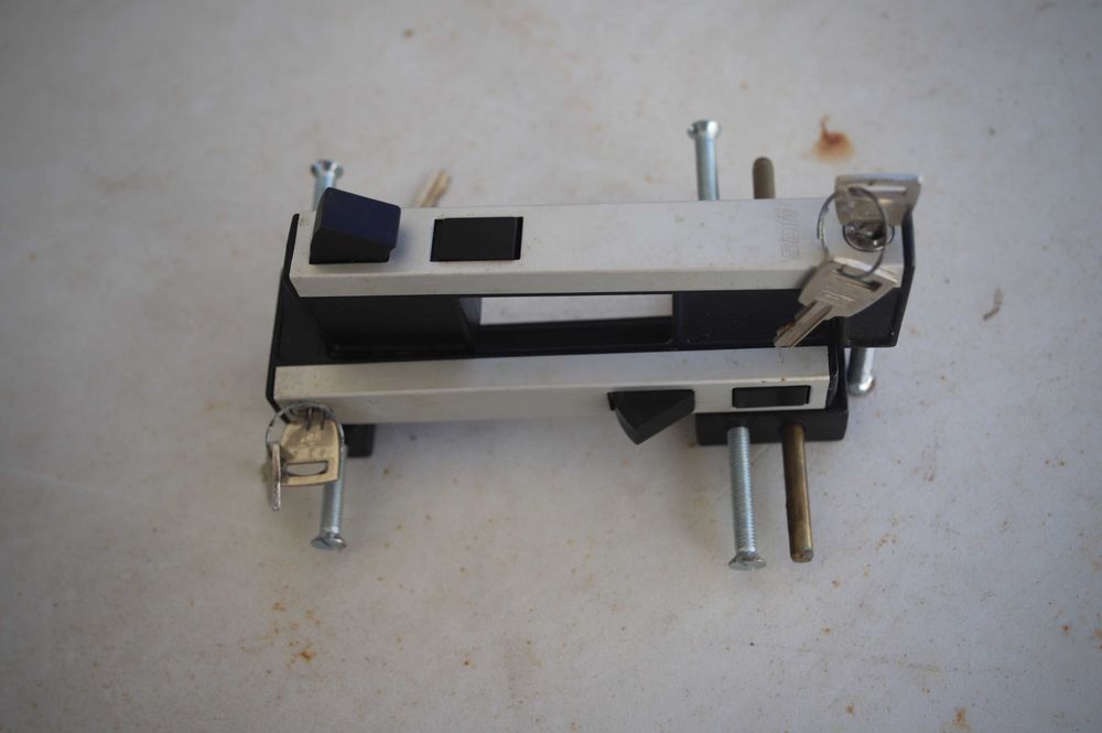 Vende-se 13 Fechos para janela de aluminio deslizante