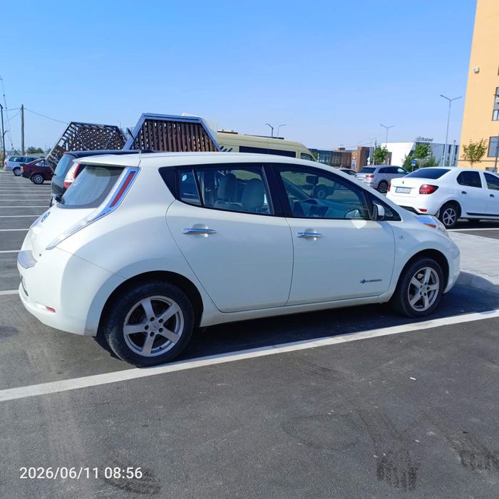 Автомобіль Nissan leaf.