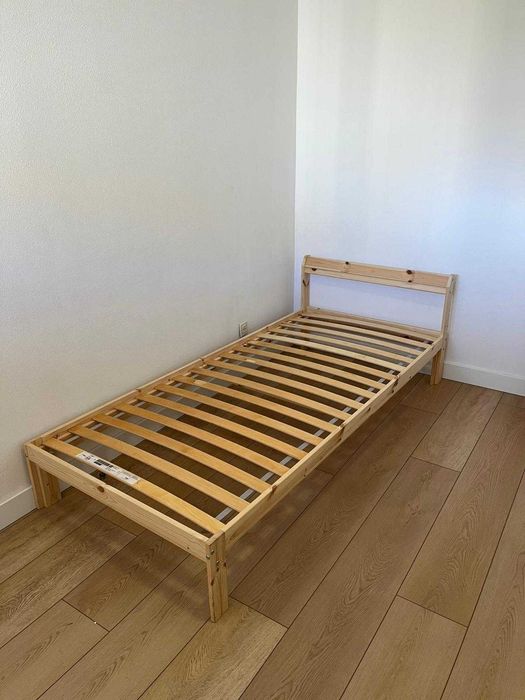 Cama de madeira + estrado solteiro 90*200 ikea, pouco pouco uso. Motivo da venda : troca de casa