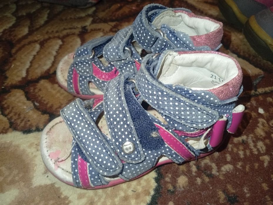 Отдам бесплатно обувь на маленькую девочку
