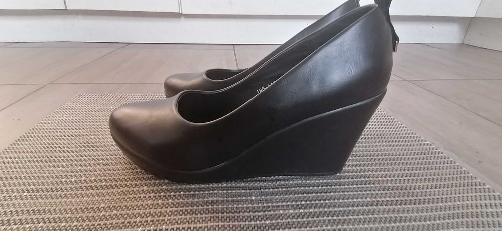 Buty na koturnie, czarne