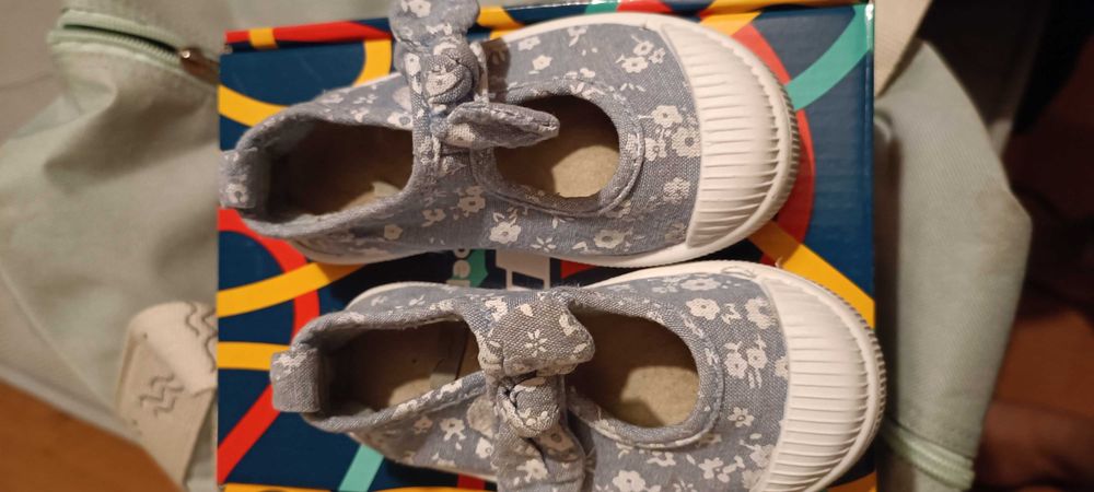 Sapatos de bebê de várias marcas