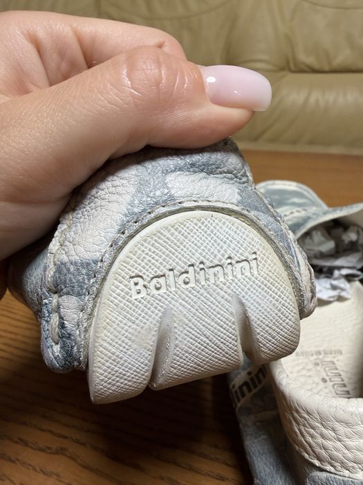 Эти серые кожаные мокасины Baldinini украшены уникальным принтом