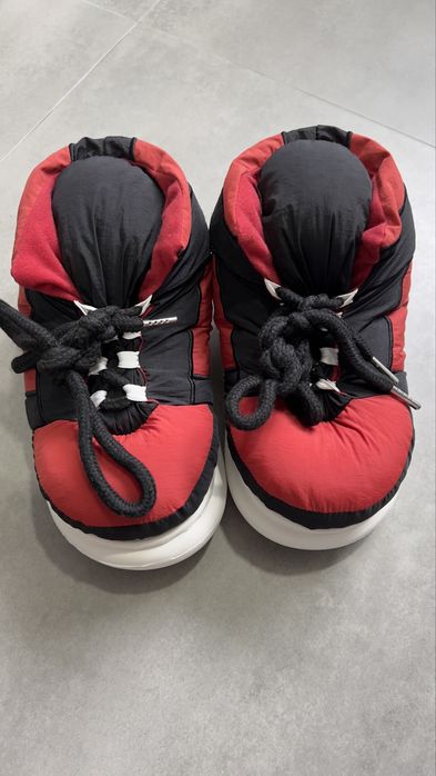 Pantufas estilo ténis basket