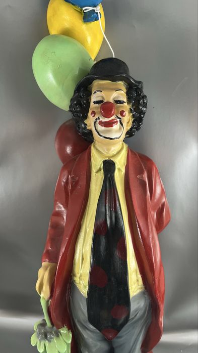 Duzy klaun z balonami
