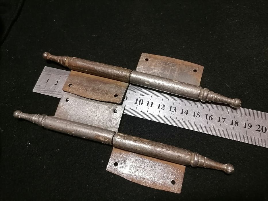 Старовинні віконні завіси.