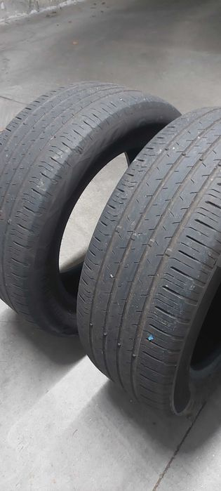 Dois pneus marca Continental z35/55 R18V
