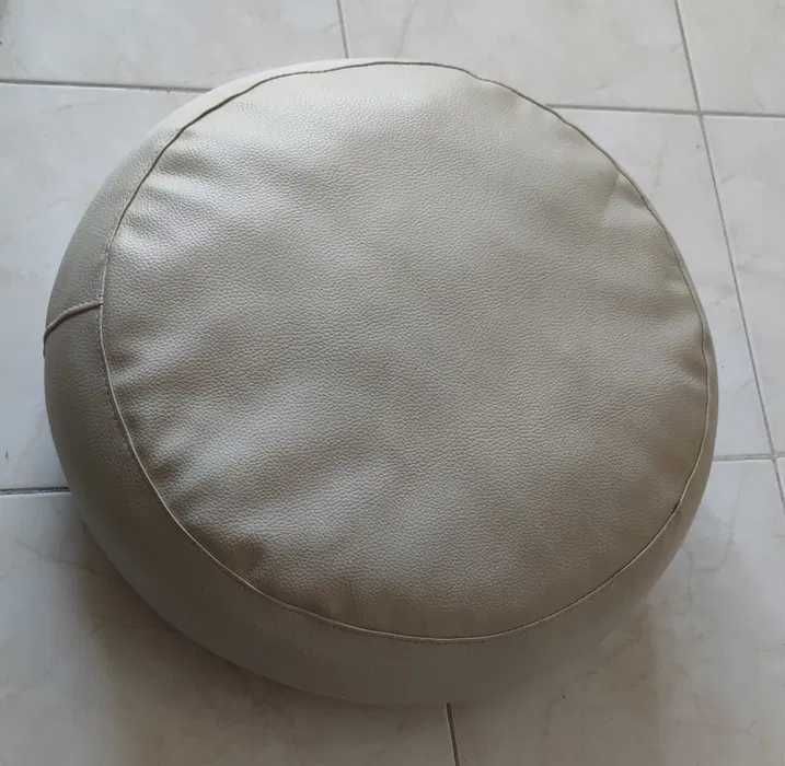 Almofada de chão ou um pufe redondo, para sentar ou apoiar os pés