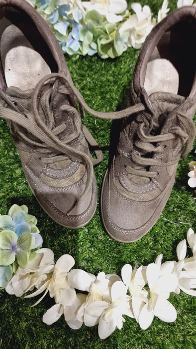 Sapato Cinza com Salto e Atacadores