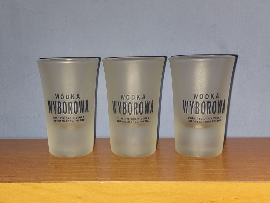 3 nowe kieliszki WÓDKA WYBOROWA, mleczne szkło