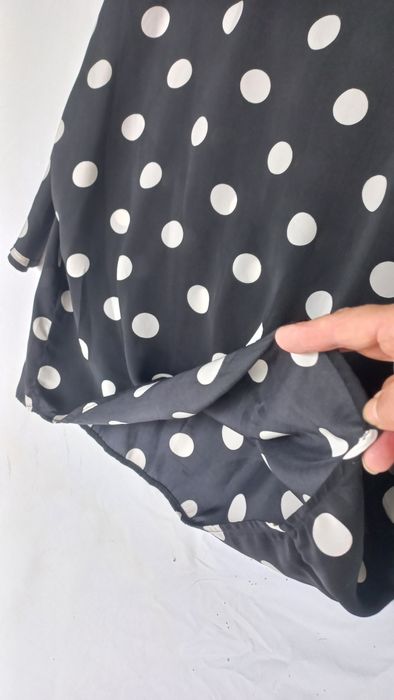 Blusa preta com bolas brancas manga 7/8