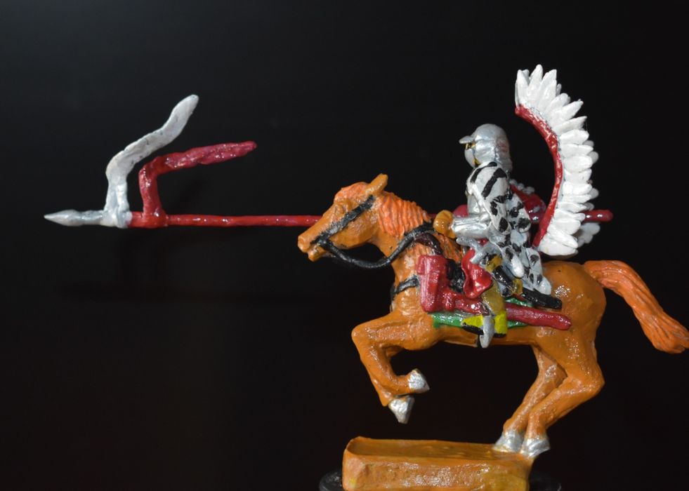 Figurka husarza w szarży