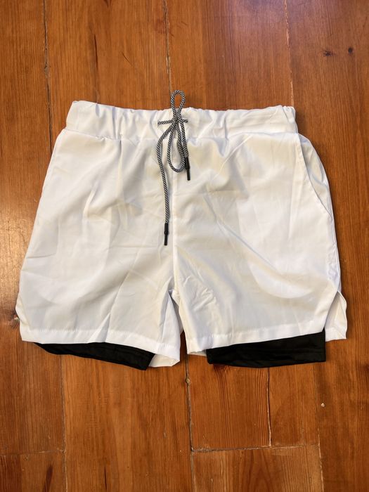 Calções de desporto brancos com licra preta